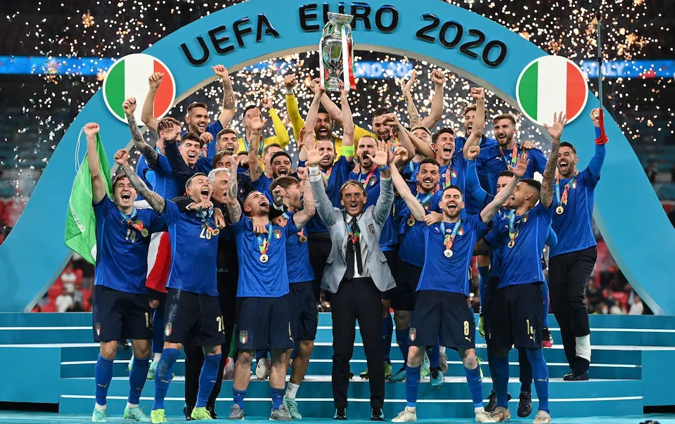 Victorious Italian team 11-7-2021 - enlarge